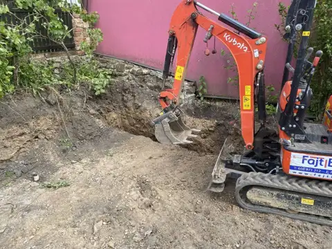 FAJTBAU – výkopové práce minibagrem – fotka 1